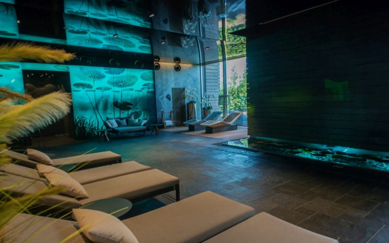 Relaxační zóna wellness od Aquamarine Spa s vyhřívanými lehátky