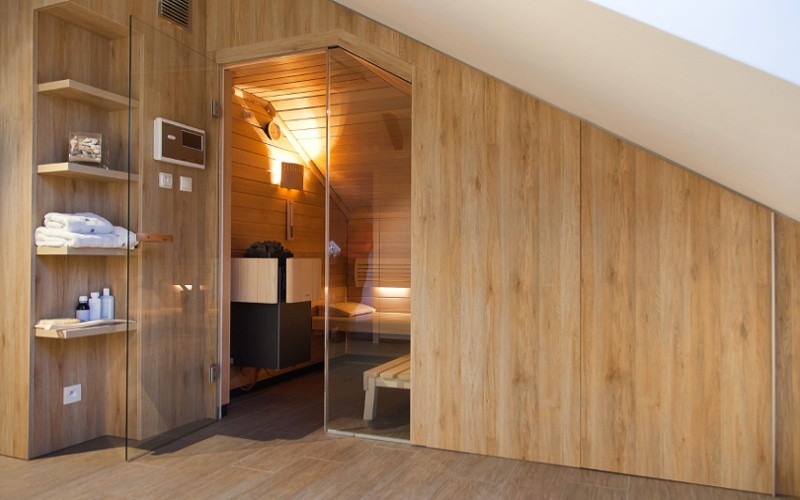 Luxusní sauna se vestavěná v podkrový bytu se šikmým stropen