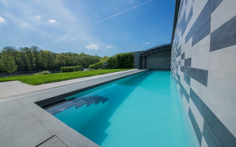 Betonový bazén s bazénovou technologií Aquamarine Spa a posuvným zastřešením Alukov