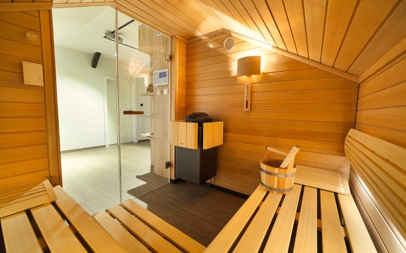 Interiér sauny se zkoseným stropem- sauny na míru- Klafs