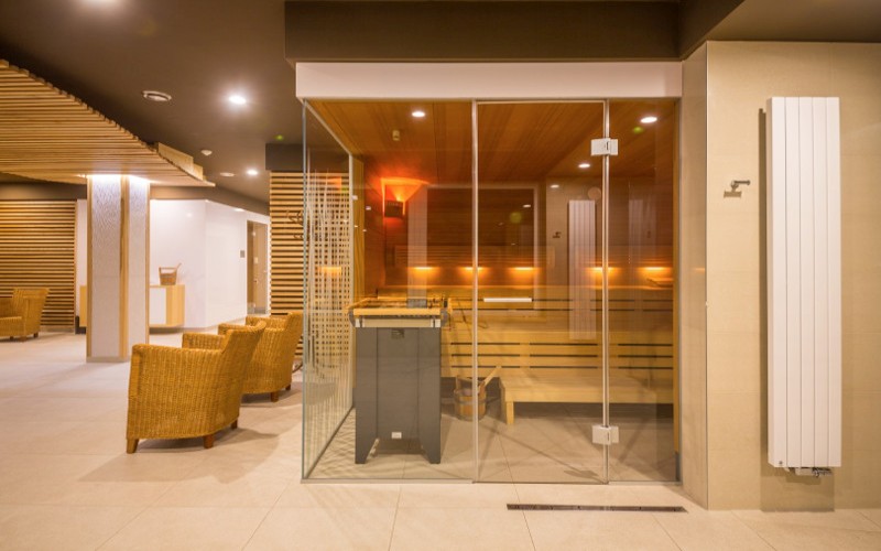 Velká komerční sauna Klafs v hotelovém wellness v Lázních Bělohrad