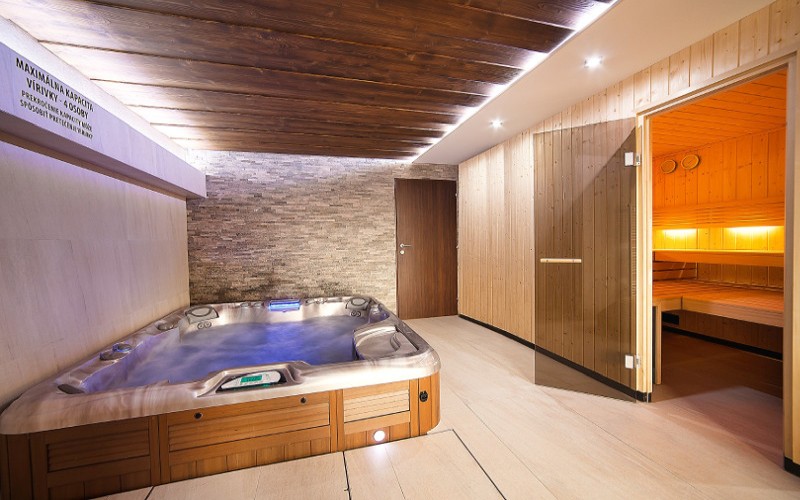 Sauna a vířivka od Aquamarine Spa v privátním wellness penzionu Zet na Slovensku