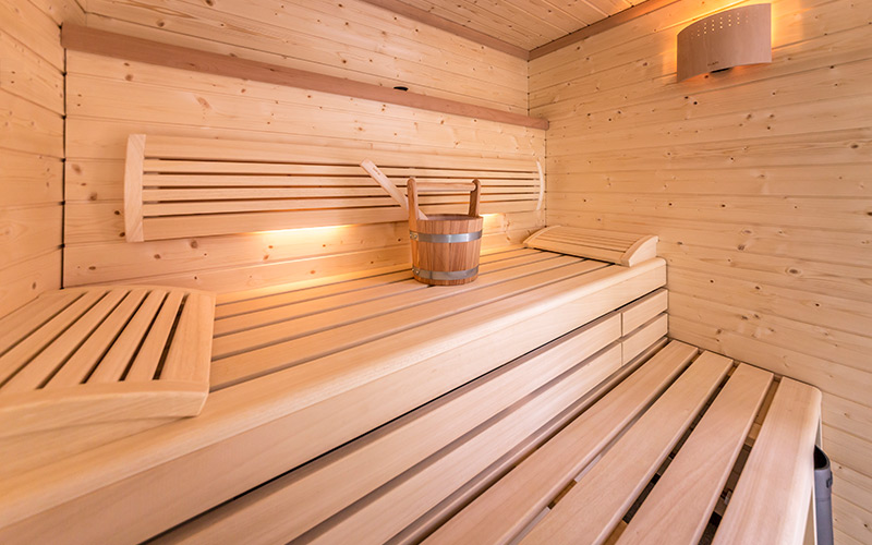 Sauna pro 2-4 osoby s lavice ze dřeva Abachi a stěnami ze severského smrku