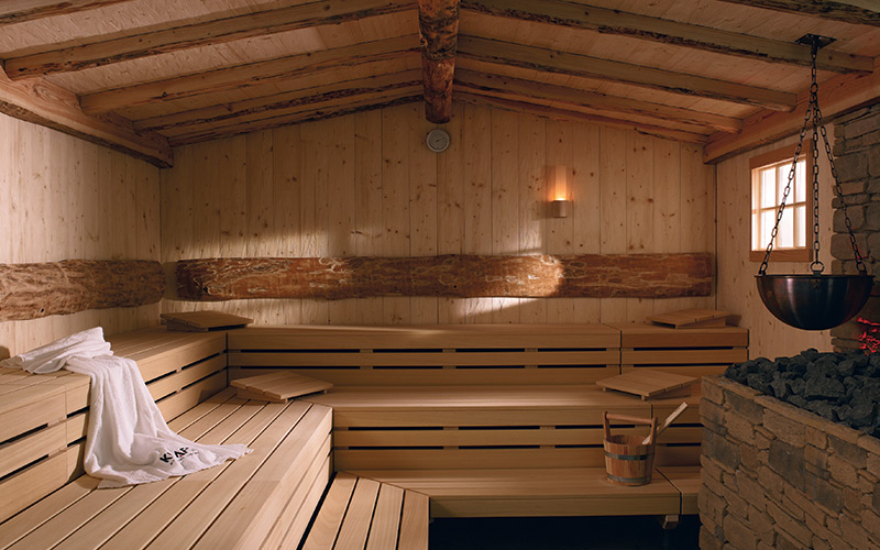 Interiér luxusní venkovní srubové finské sauny Klafs