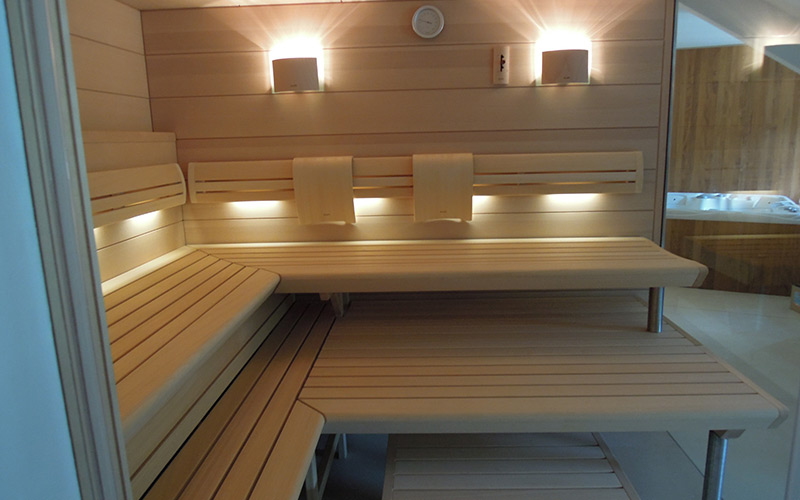 Interiér prosklenné sauny Klafs Premium