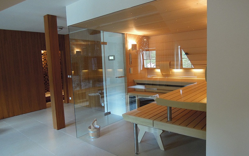 Unikátní sauna Klafs v podkrovní s prosklenými stěnami a hvězdným nebem