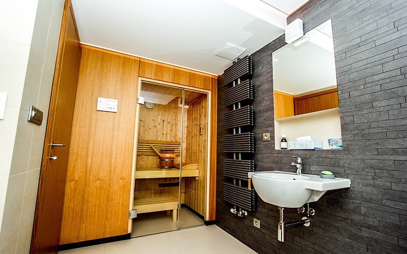 Relizace finské sauny Klafs v koupelně s obložením na přání klienta