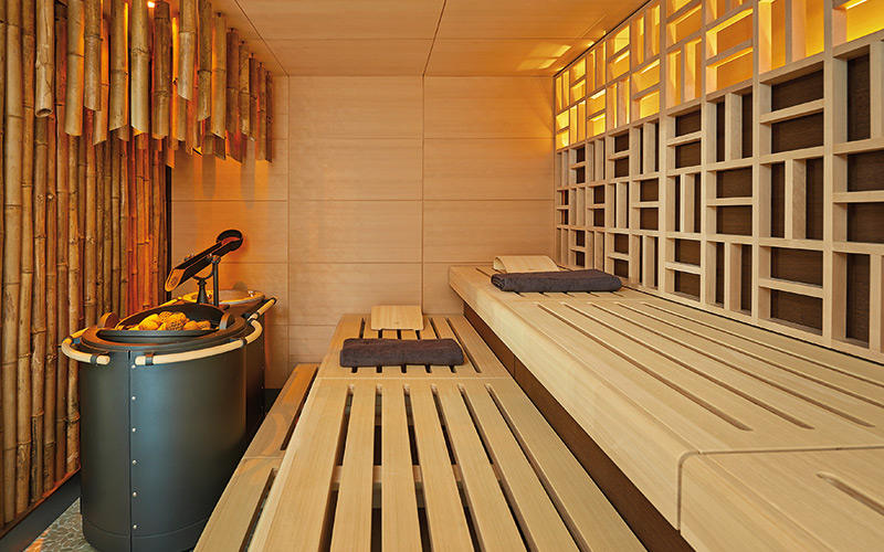 Profesionální sauna Klafs v komerčním wellness a designovou stěnou