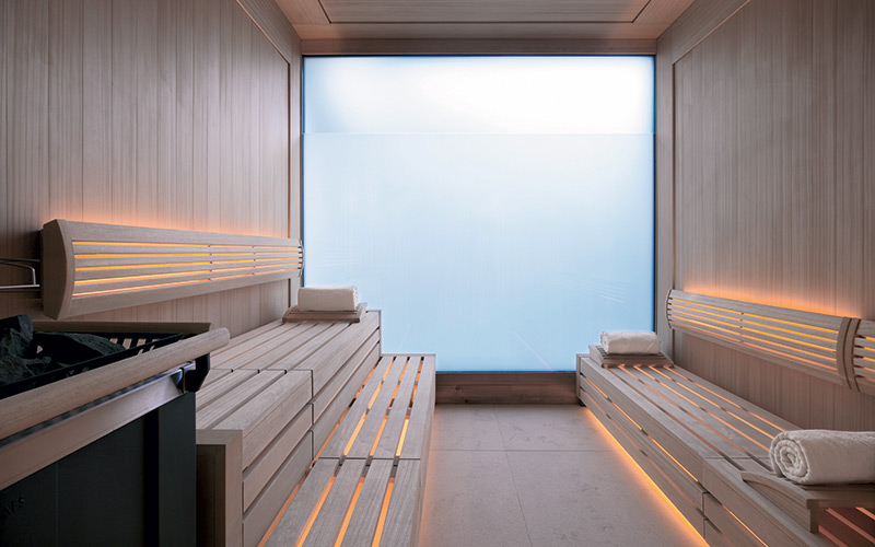 komerční sauna Klafs s osvětlením pod lavicemi