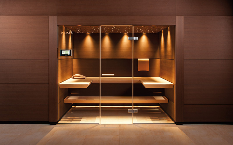 Designová vestavěná sauna Klafs s luxusními lavicemi a unikátním osvětlením