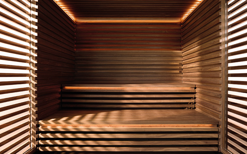 Luxusní vnitřek finské sauny Klafs s desingovými lavicemi a obložením