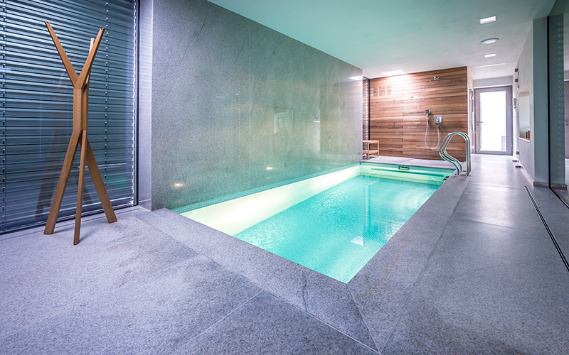 Malý luxusní zapuštěný betonový bazén s protiproudem