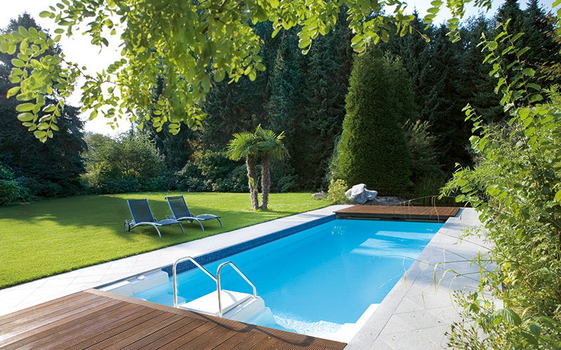 Moderní sklolaminátový bazén Riviera Pool na zahradě