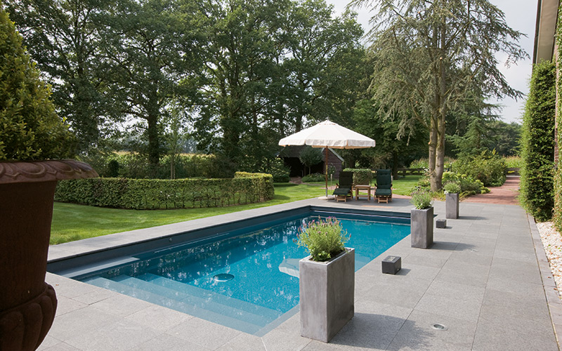 Typizovaný moderní bazén Riviera Pool na zahradě