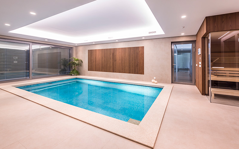 Minimalistický skimmerový betonový bazén a sauna Klafs