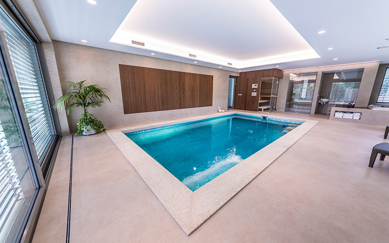 Exkluzivní betonový bazén v interiéru s luxusním obložením skleněnou mozaikou