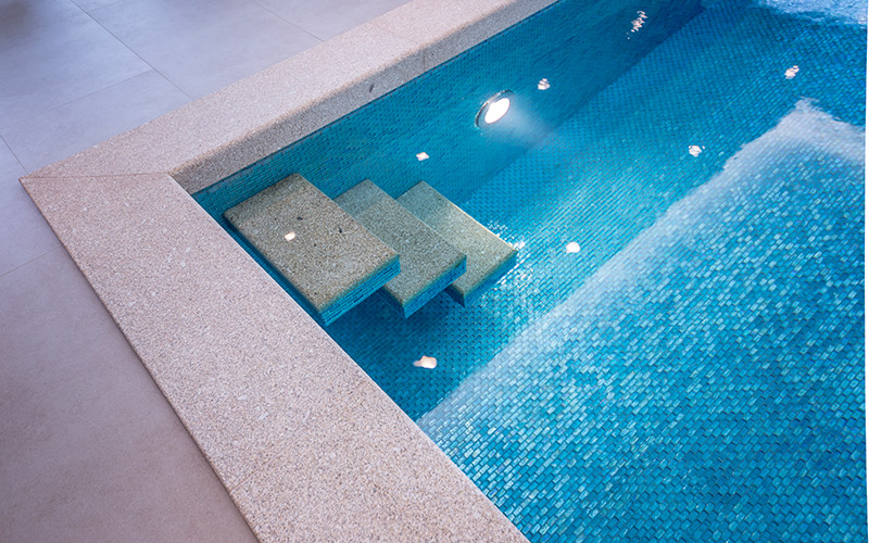 Luxusní betonový bazén Aquamarine Spa s designovými schůdky
