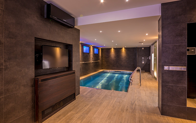 Nerezový skimmerový bazén Imaginox v interiéru luxusního domu
