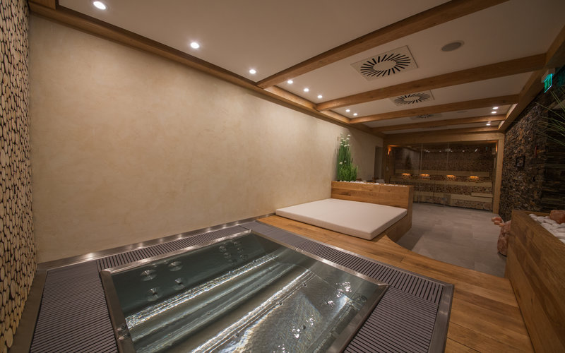 soukromá část hotelového wellness se saunou a vířivou vanou