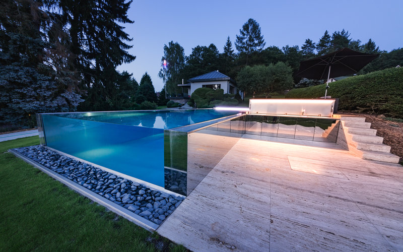 luxusní nerezový bazén zapuštěný do svažitého terénu zahrady