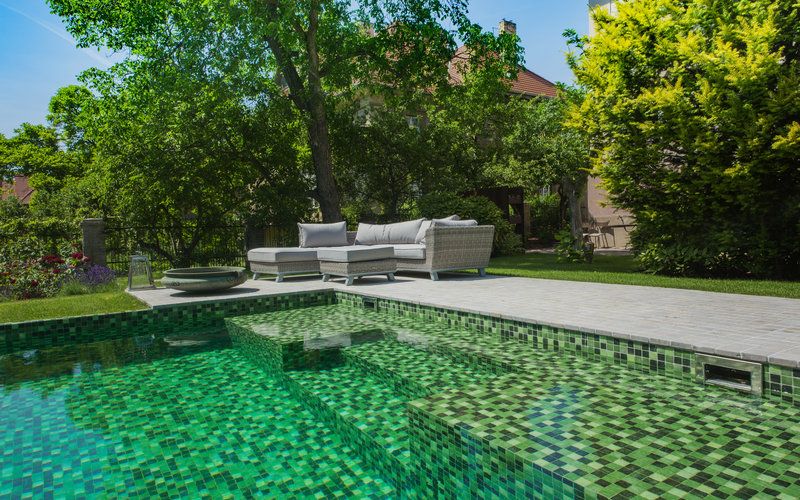 betonový bazén se skleněnou zelenou mozaikou