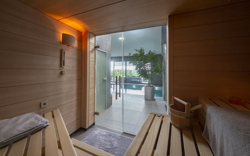 interiér sauny KLAFS se skleněnými dveřmi