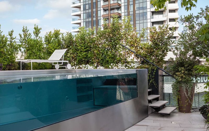 Privátní bazén na terase luxusního bytu v Izraeli
