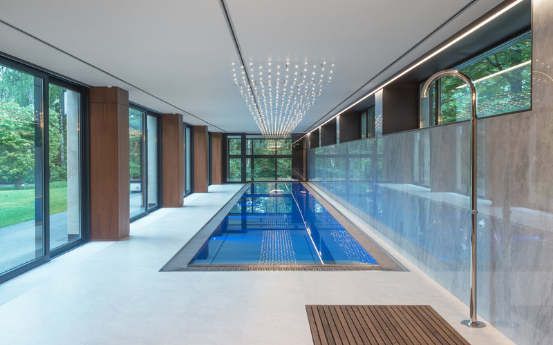 dlouhý přelivný bazén v luxusní plavecké hale