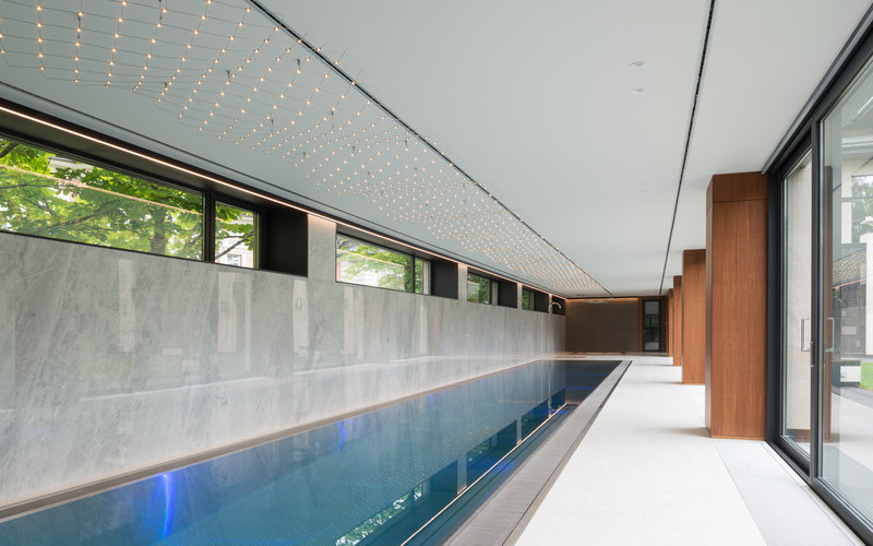 Luxusní vila s vnitřním nerezovým bazénem