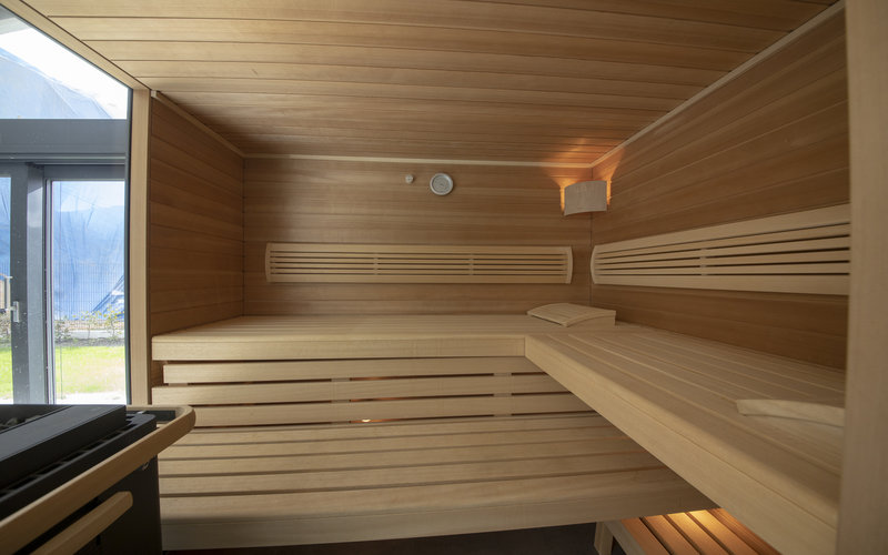 interiérová sauna vedle plaveckého bazénu